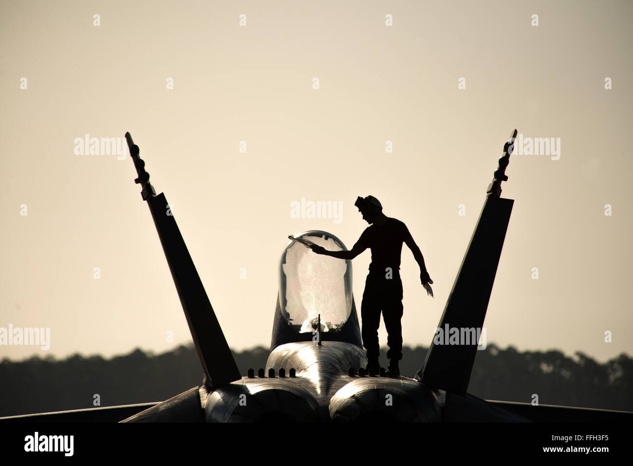 Ein Seemann von VFA 31 Norfolk, Virginia wischt Tau aus dem Vordach eine F/A-18 Super Hornet am Tyndall Air Force Base in Florida. VFA-31 ist am Tyndall AFB Teilnahme an Bewegung bekämpfen Archer, wo Piloten live Raketen auf QF-4 Phantoms ausgelöst wird. Stockfoto
