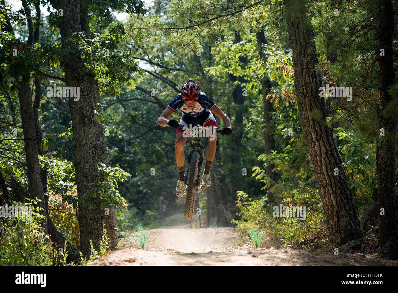 Senior Airman David Flaten macht einen Sprung auf eine Mountainbike-Strecke am Bryce Bikepark Massanutten Mountain, Virginia. Jeden Tag-Pedale er hartnäckig die felsigen Hügeln in der Nähe von Harrisonburg, Virginia, wie den Massanutten Mountain oder führen zu 4.200-Fuß Höhepunkt des rötlichen Knopf in der George Washington National Forest. Stockfoto