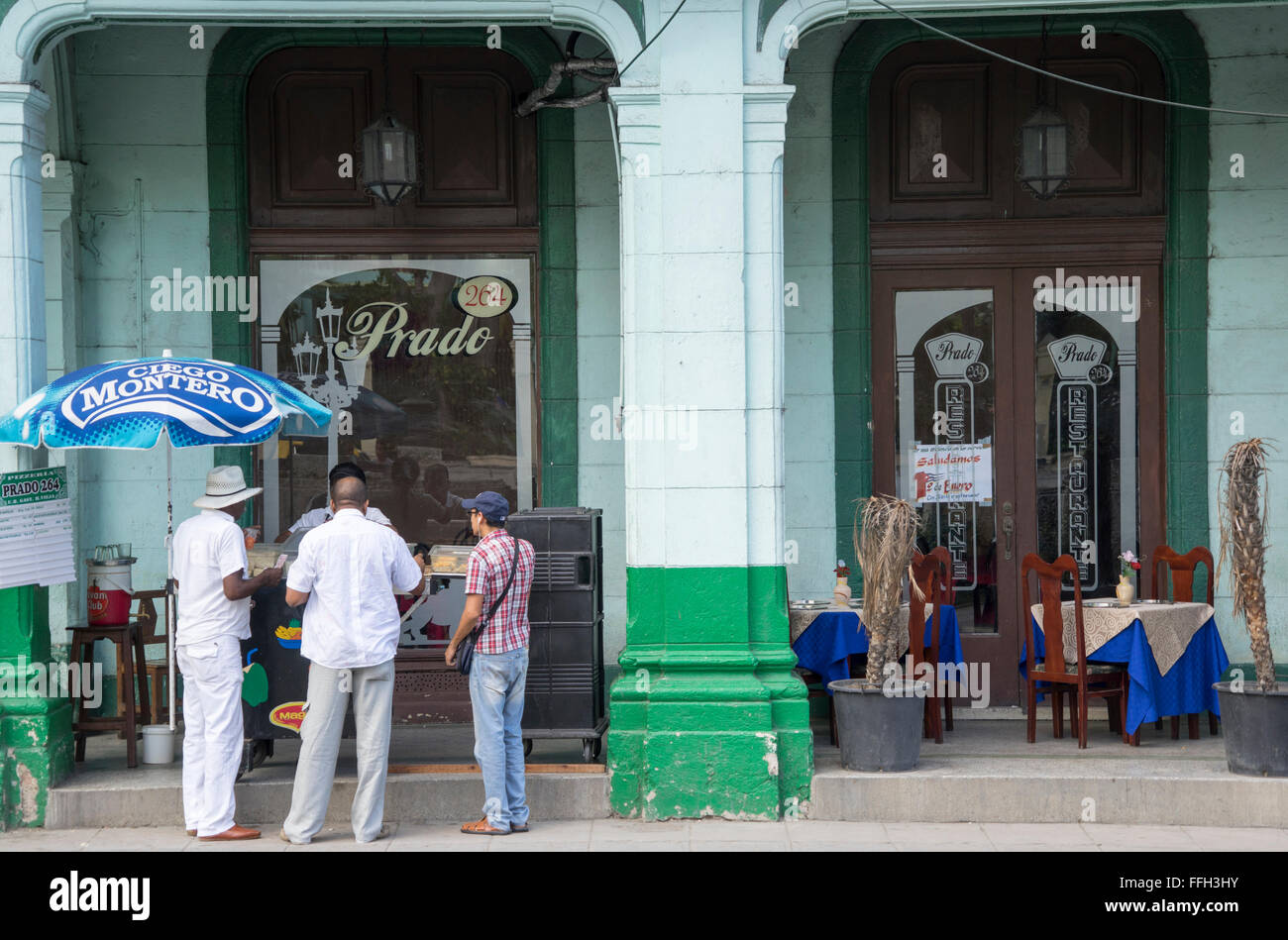 Männer Chattinf auf der Straße von Alt-Havanna, Kuba Stockfoto