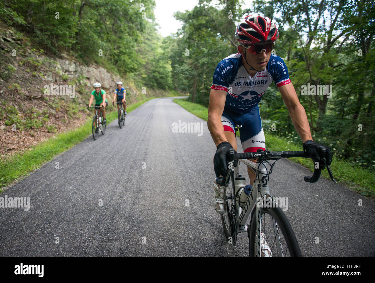 Senior Airman David Flaten, ein Mitglied von Air Force World Klasse Athlet, Pedale an der Spitze der 4.200-Fuß Höhepunkt des rötlichen Knopf im George Washington National Forest, Virginia. Stockfoto