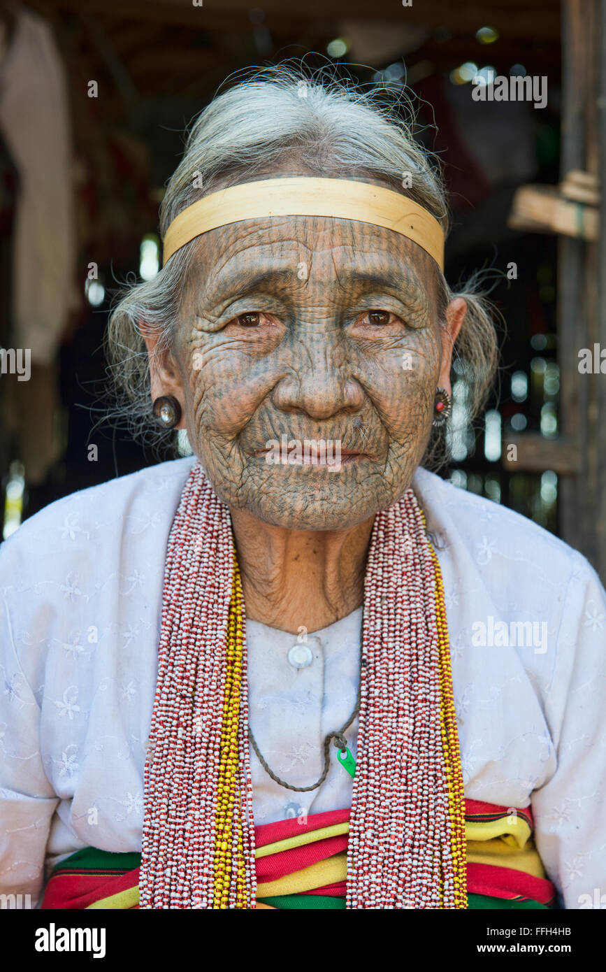 Eine 90 Jahre alte Yindu Chin-Frau mit Gesicht Tattoos Kanpetlet, Myanmar. Die Tribal Kinn Frauen hatten ihr Gesicht tätowiert, wann sie Stockfoto