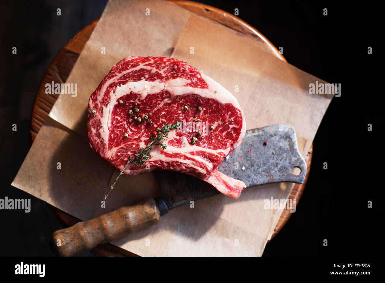 Zeile der Knochen im Rib-Eye Steak und Messer Stockfoto