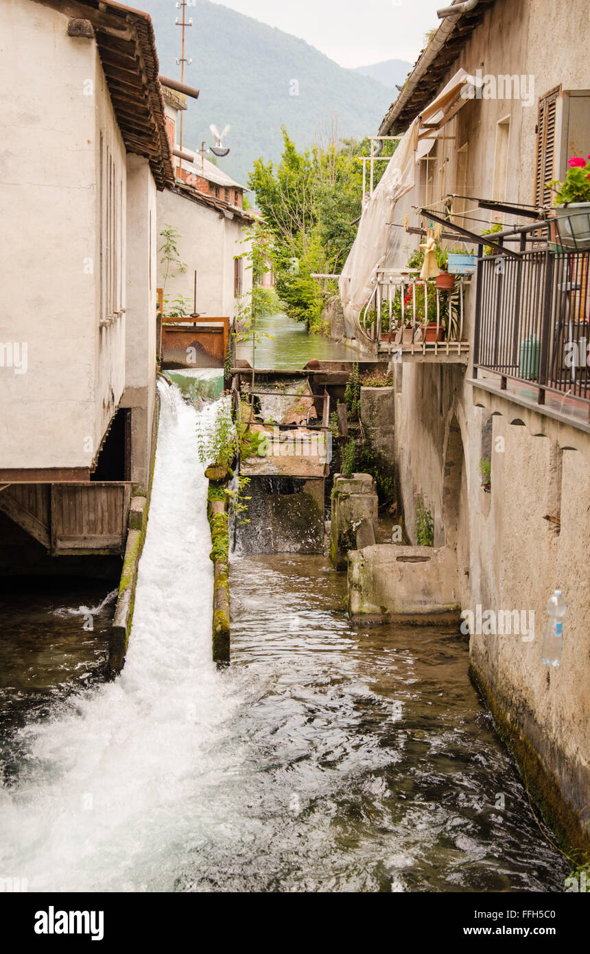 Sehenswürdigkeiten von einer schönen Ecke von einem kleinen italienischen Dorf über die Alpen. Beispiel für die ländliche Architektur mit einem Metall dam, dass chan Stockfoto