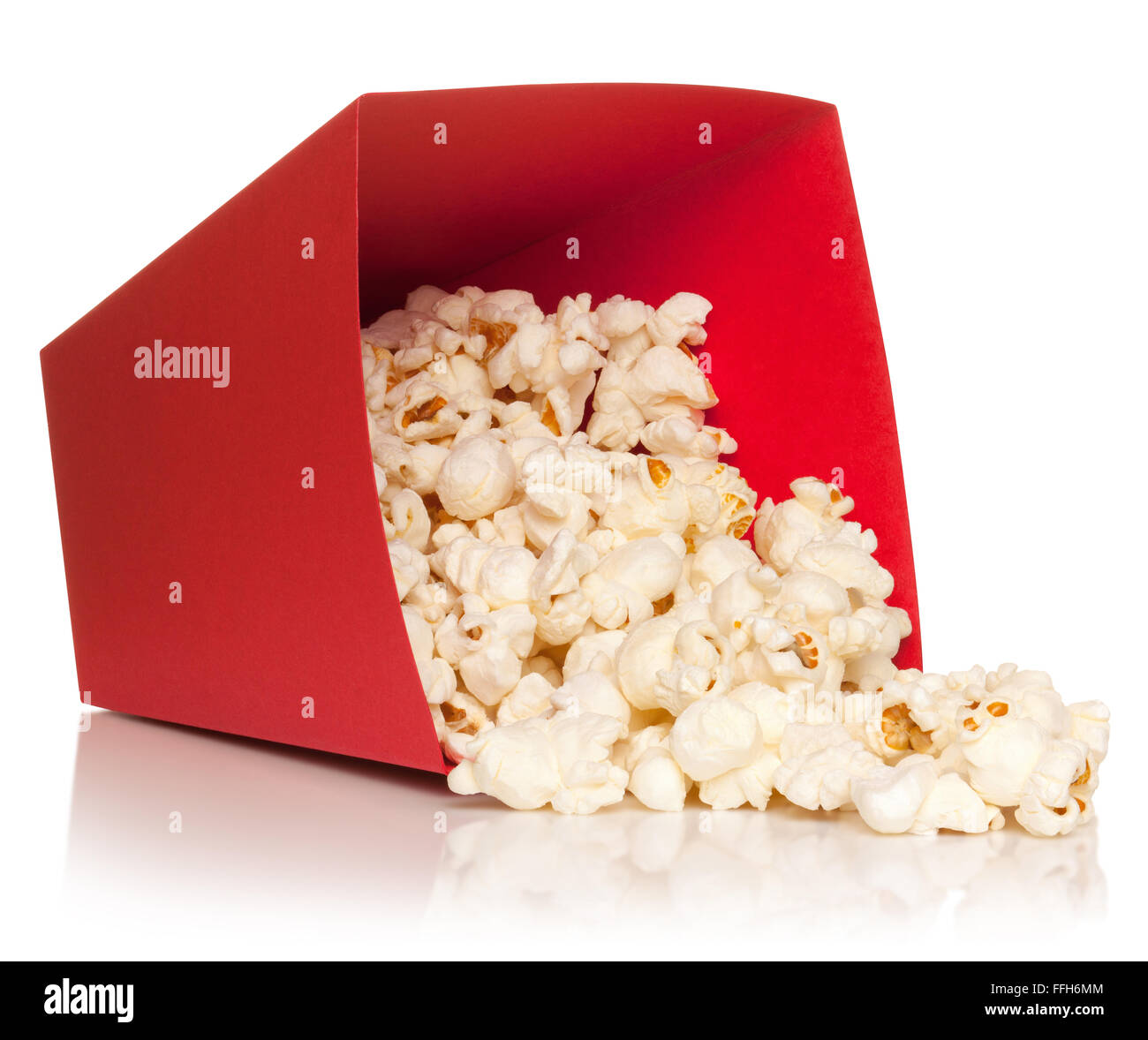 Roten Eimer mit gefallenen, Popcorn, isoliert auf weißem Hintergrund, Clipping-Pfad enthalten. Stockfoto