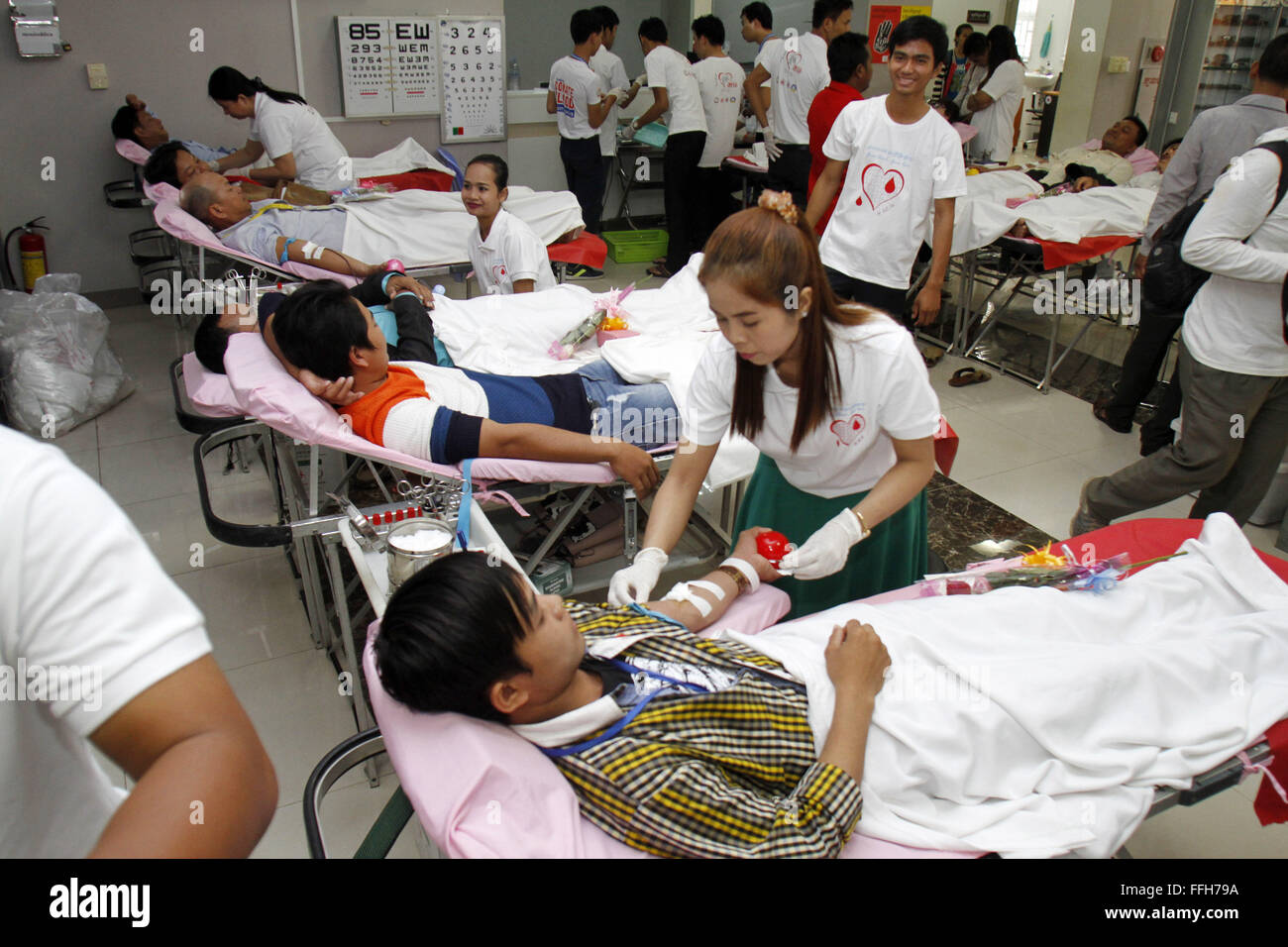 Phnom Penh, Kambodscha. 14. Februar 2016. Menschen spenden Blut in Phnom Penh, Kambodscha, 14. Februar 2016. Die Kambodscha nationaler Bluttransfusion Center (NBTC) erfasst etwa 600 Einheiten Blut am Sonntag während seiner dritten jährlichen Valentinstag Blutspendeaktion. Bildnachweis: Sovannara/Xinhua/Alamy Live-Nachrichten Stockfoto