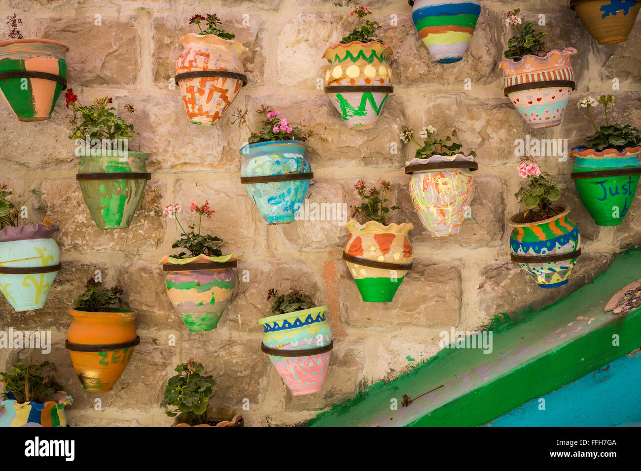 Flower Pot Dekor auf Treppen in der alten Stadt Amman, Haschemitischen Königreich Jordanien, Naher Osten. Stockfoto