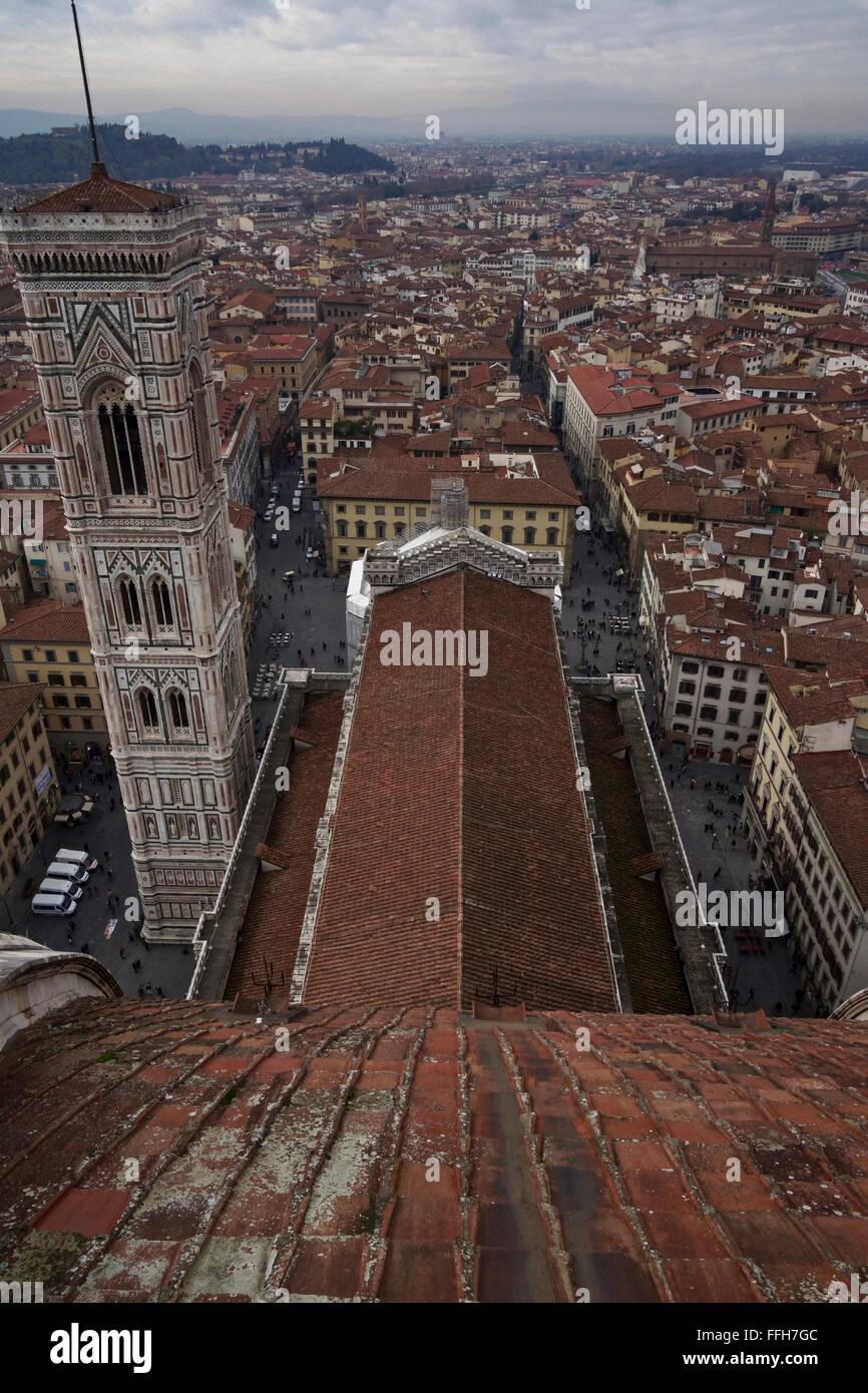 Cattedrale di Santa Maria del Fiore (Il Duomo di Firenze) (Florenz Kathedrale) Form der Spitze der Kuppel Blick hinunter auf die Stadt Stockfoto