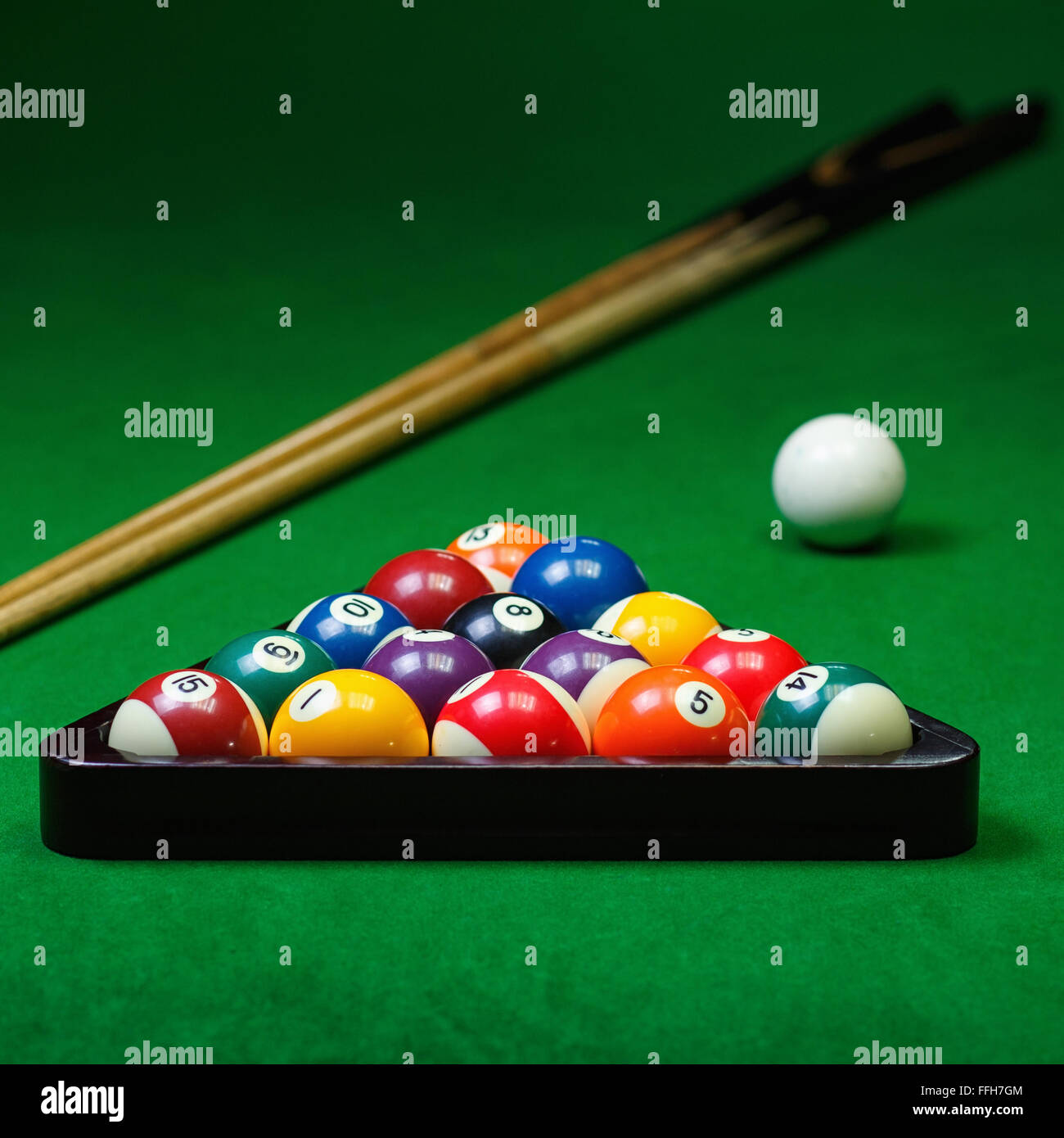 Billard-Kugeln-Pool am grünen Tisch Stockfoto