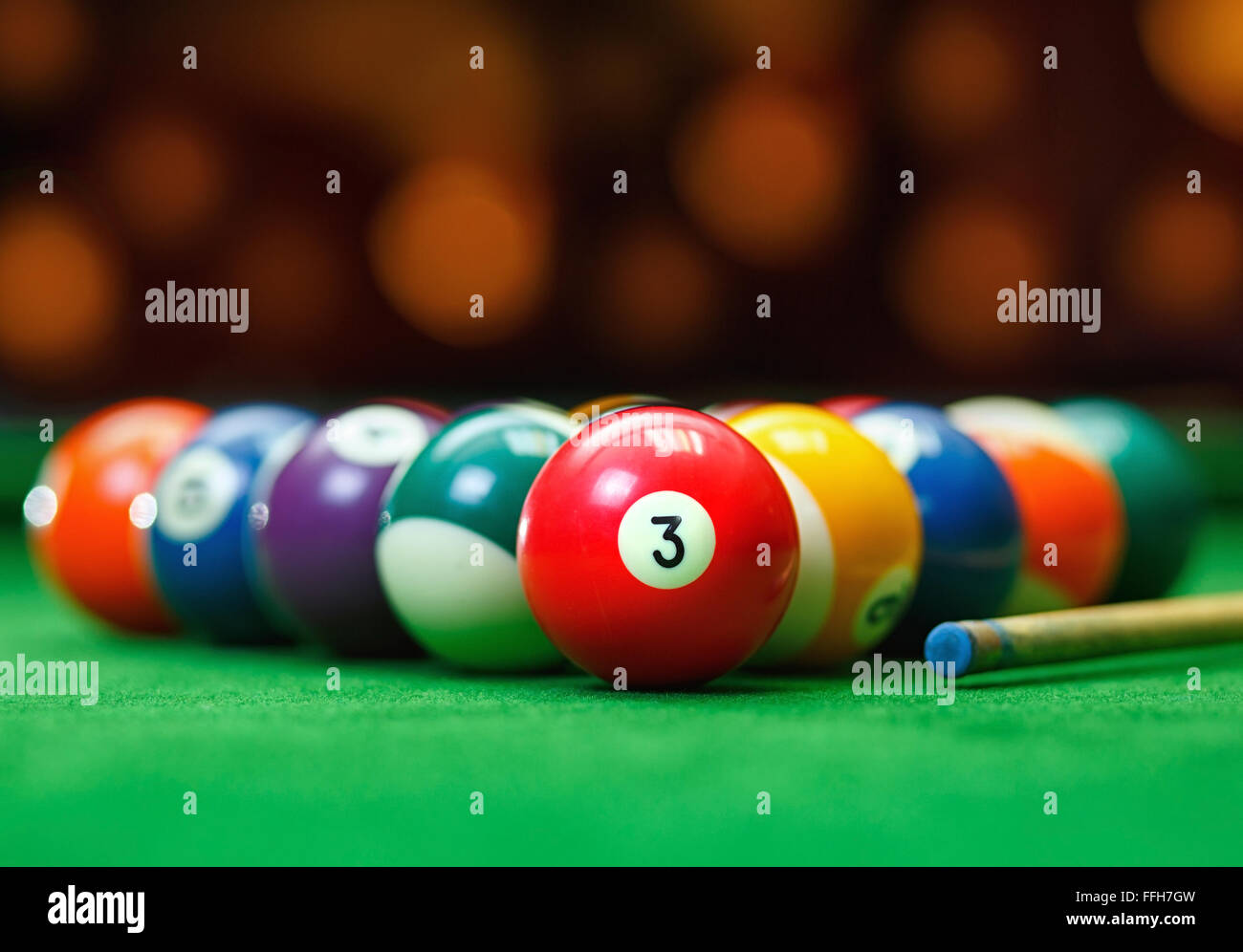 Billard-Kugeln in einem grünen Billardtisch Stockfoto