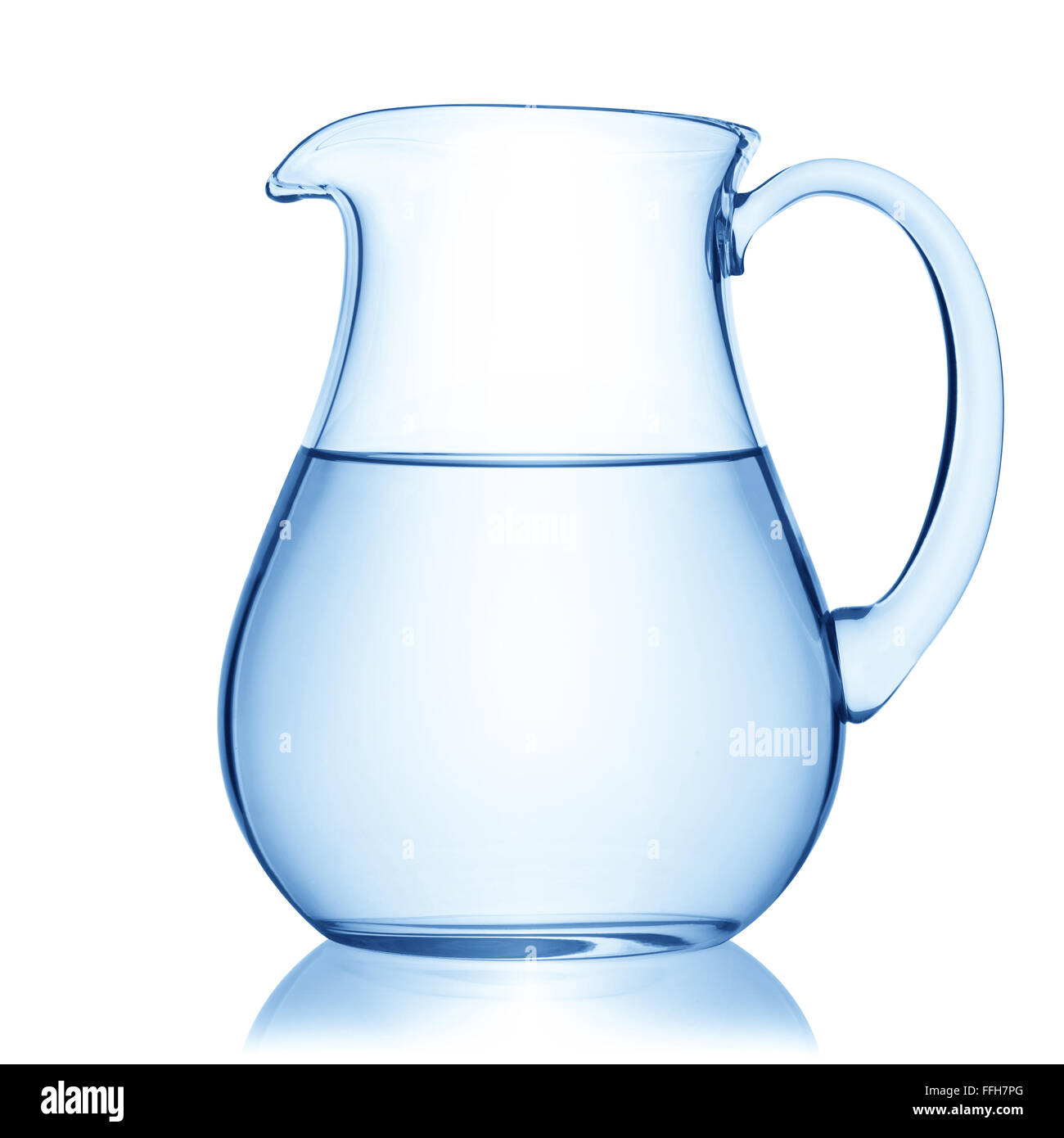 Glaskrug mit Wasser, isoliert auf weißem Hintergrund, Schneidepfad enthalten. Stockfoto