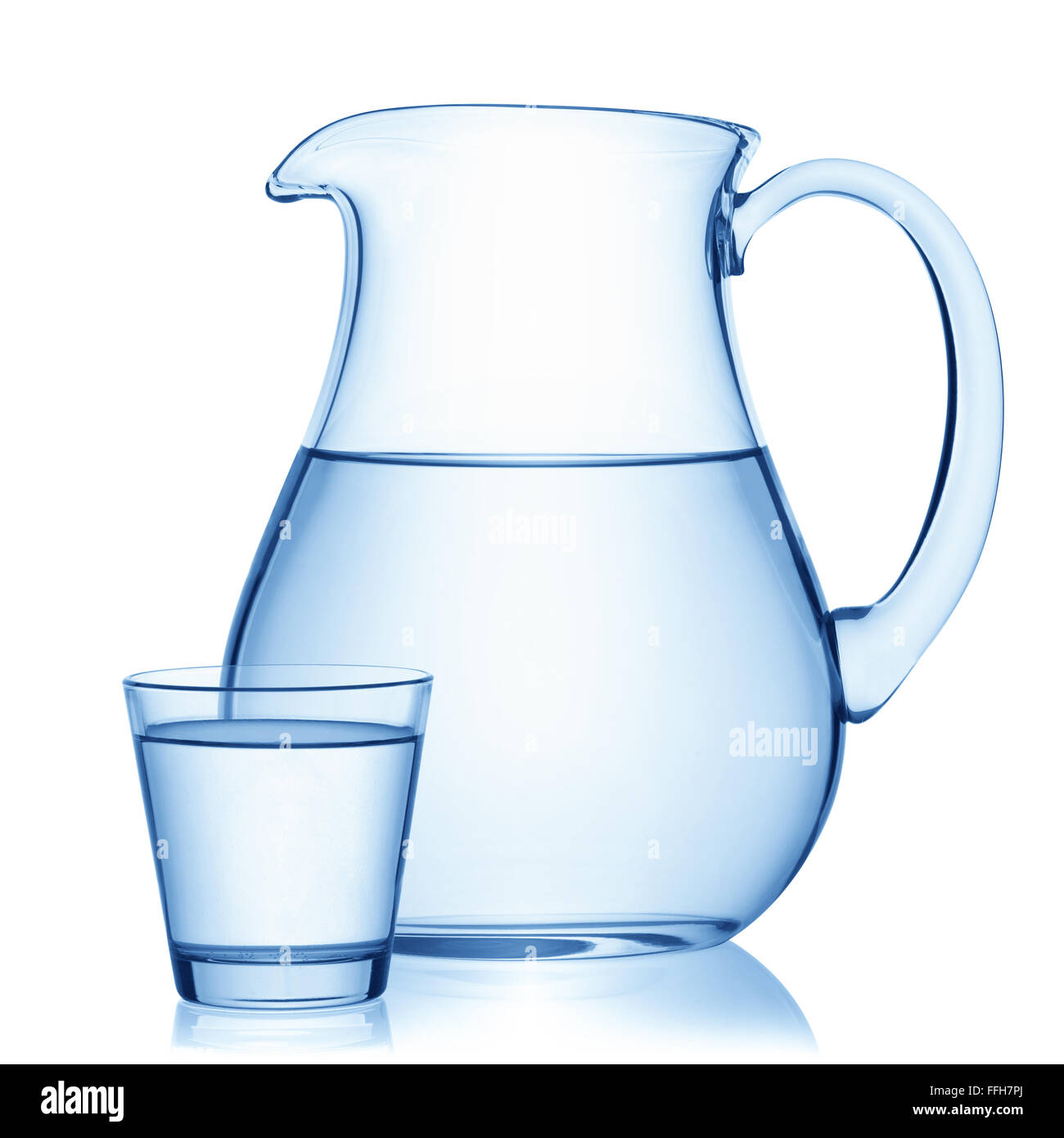 Krug und ein Glas Wasser, isoliert auf weißem Hintergrund, Schneidepfad enthalten. Stockfoto