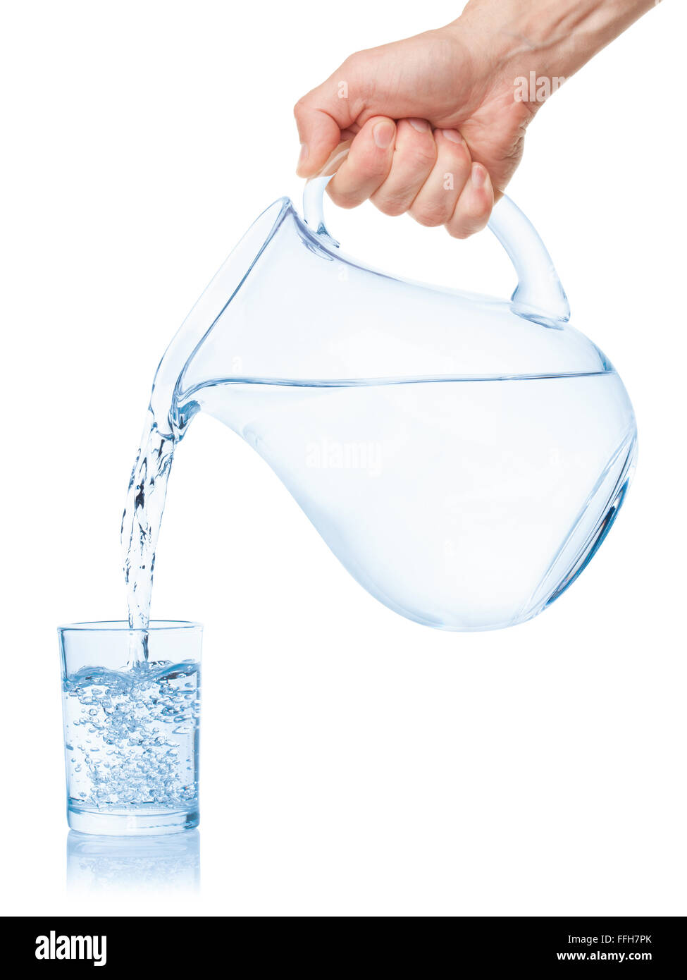 Wasser aus dem Krug in ein Glas, isoliert auf weißem Hintergrund, Clipping-Pfad enthalten gegossen. Stockfoto