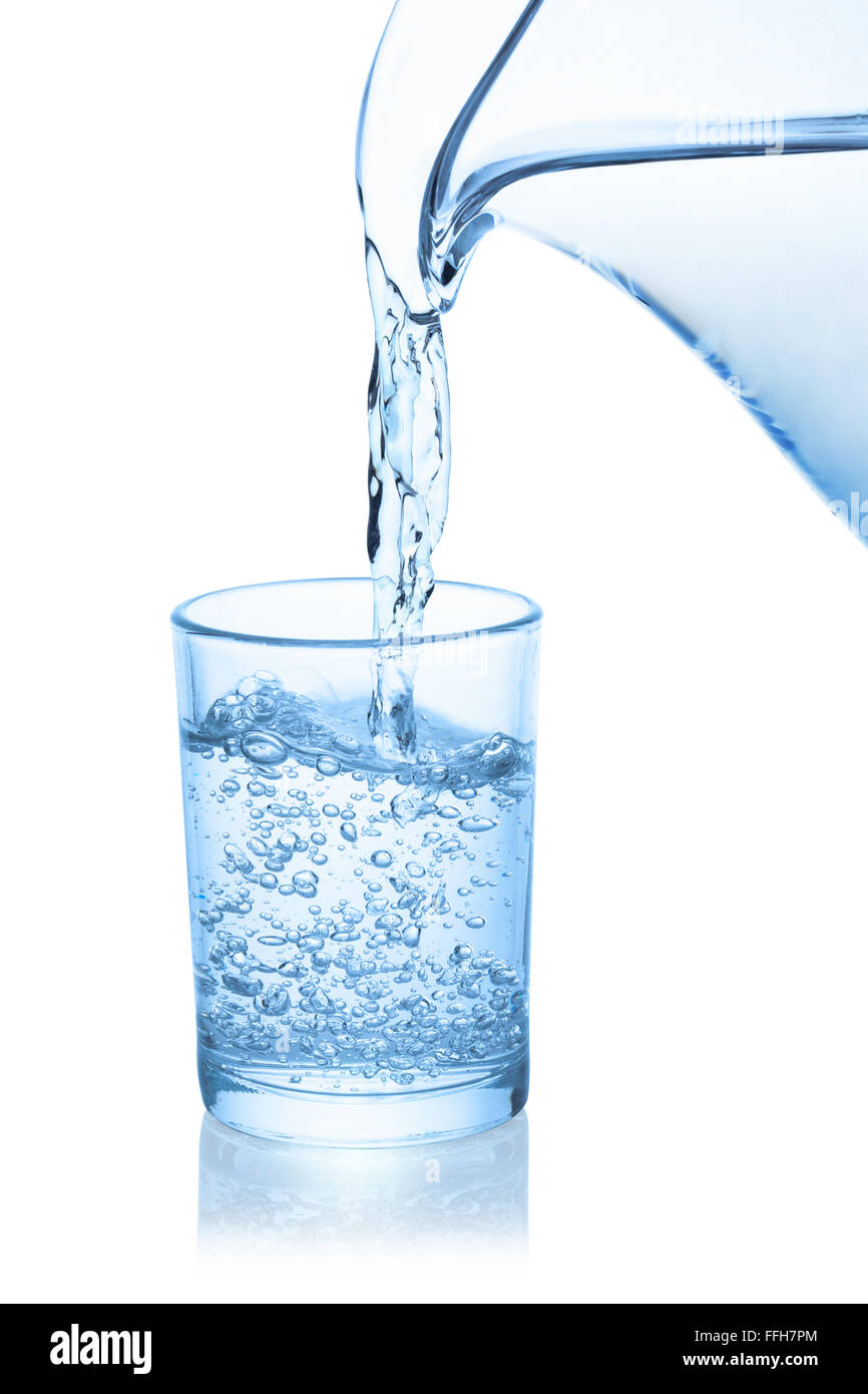 Wasser aus dem Krug in ein Glas, isoliert auf weißem Hintergrund, Clipping-Pfad enthalten gegossen. Stockfoto