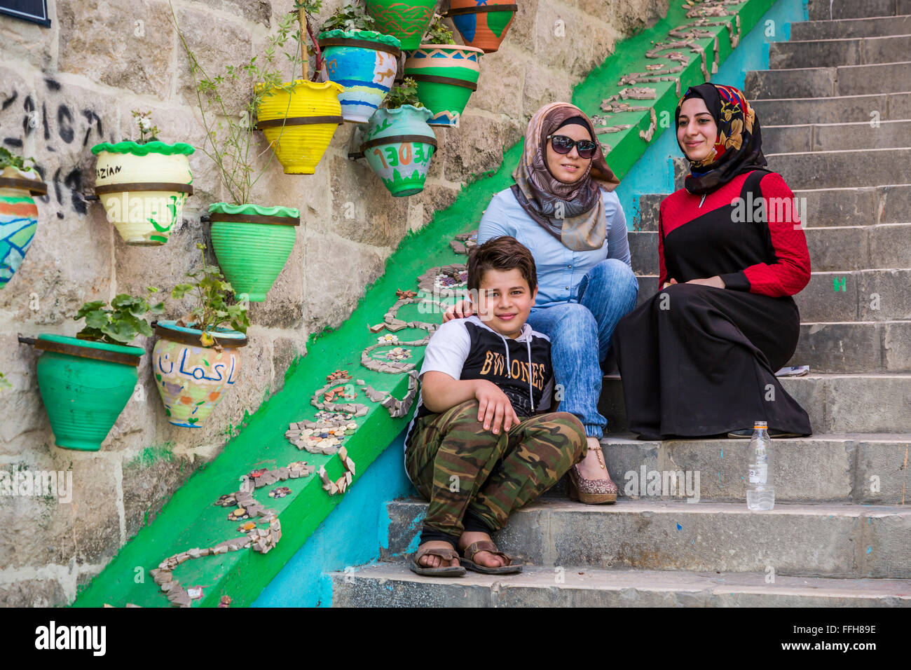 Menschen posieren für Bilder auf der Treppe in der alten Stadt Amman, Haschemitischen Königreich Jordanien, Naher Osten. Stockfoto