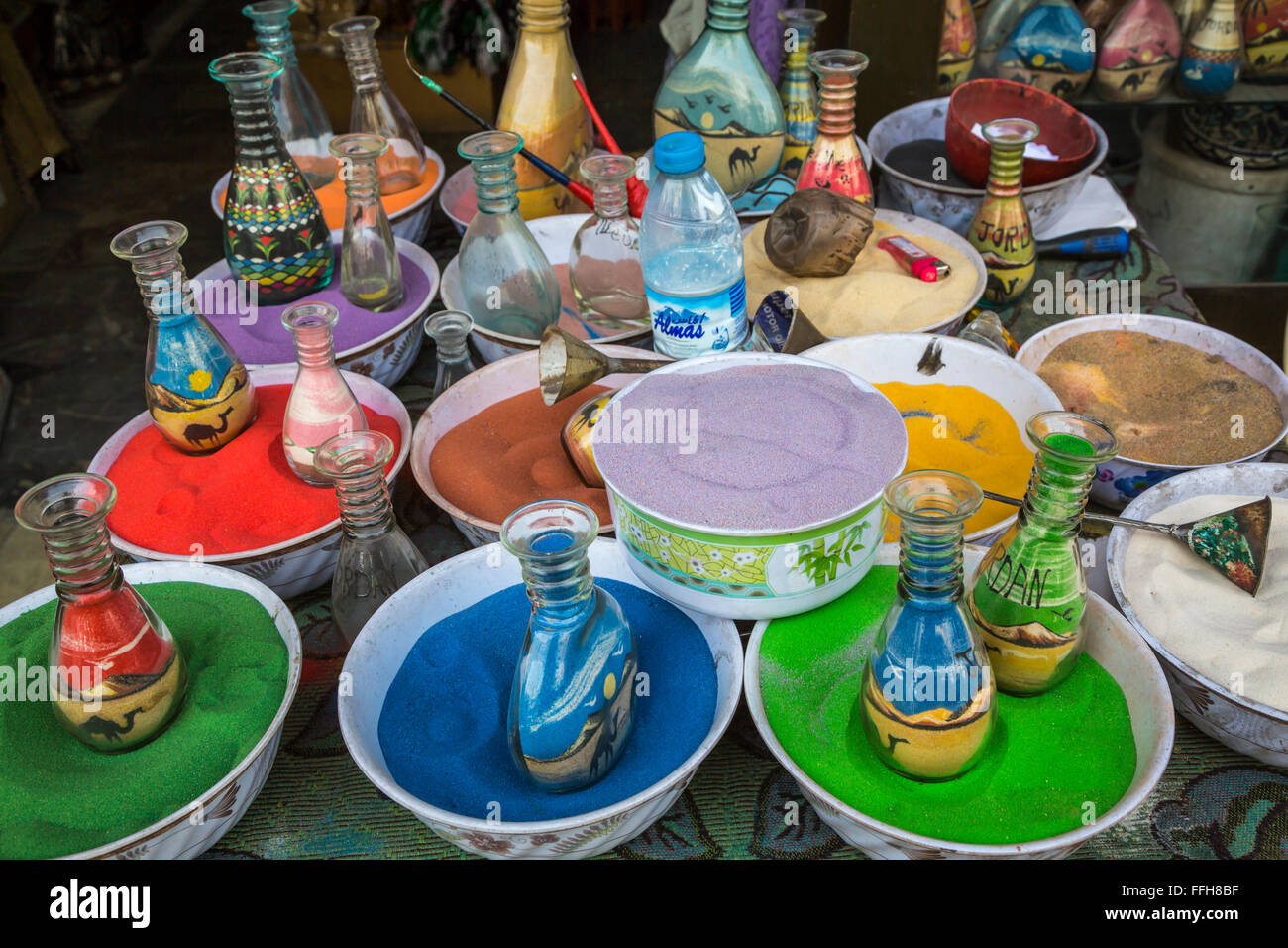 Sand Flasche Künstlerbedarf in einem Geschäft in der alten Stadt Amman, Haschemitischen Königreich Jordanien, Naher Osten. Stockfoto