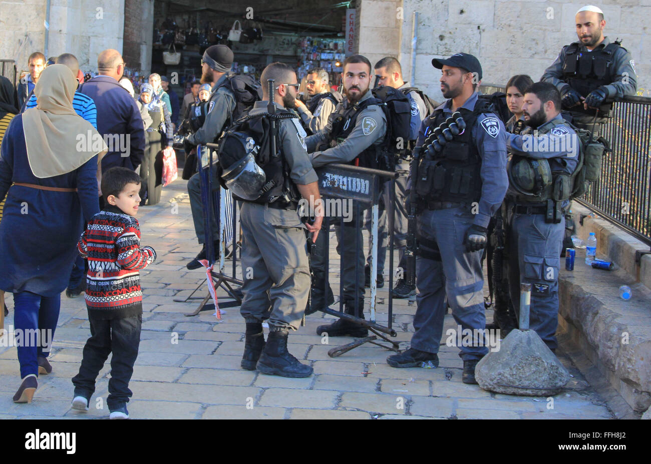 Jerusalem, Jerusalem, Palästina. 13. Februar 2016. Israelischen Grenzpolizisten stehen Wache am Damaskus-Tor, Haupteingang zur Altstadt von Jerusalem am 13. Februar 2016 Credit: Mahfouz Abu Türke/APA Bilder/ZUMA Draht/Alamy Live News Stockfoto