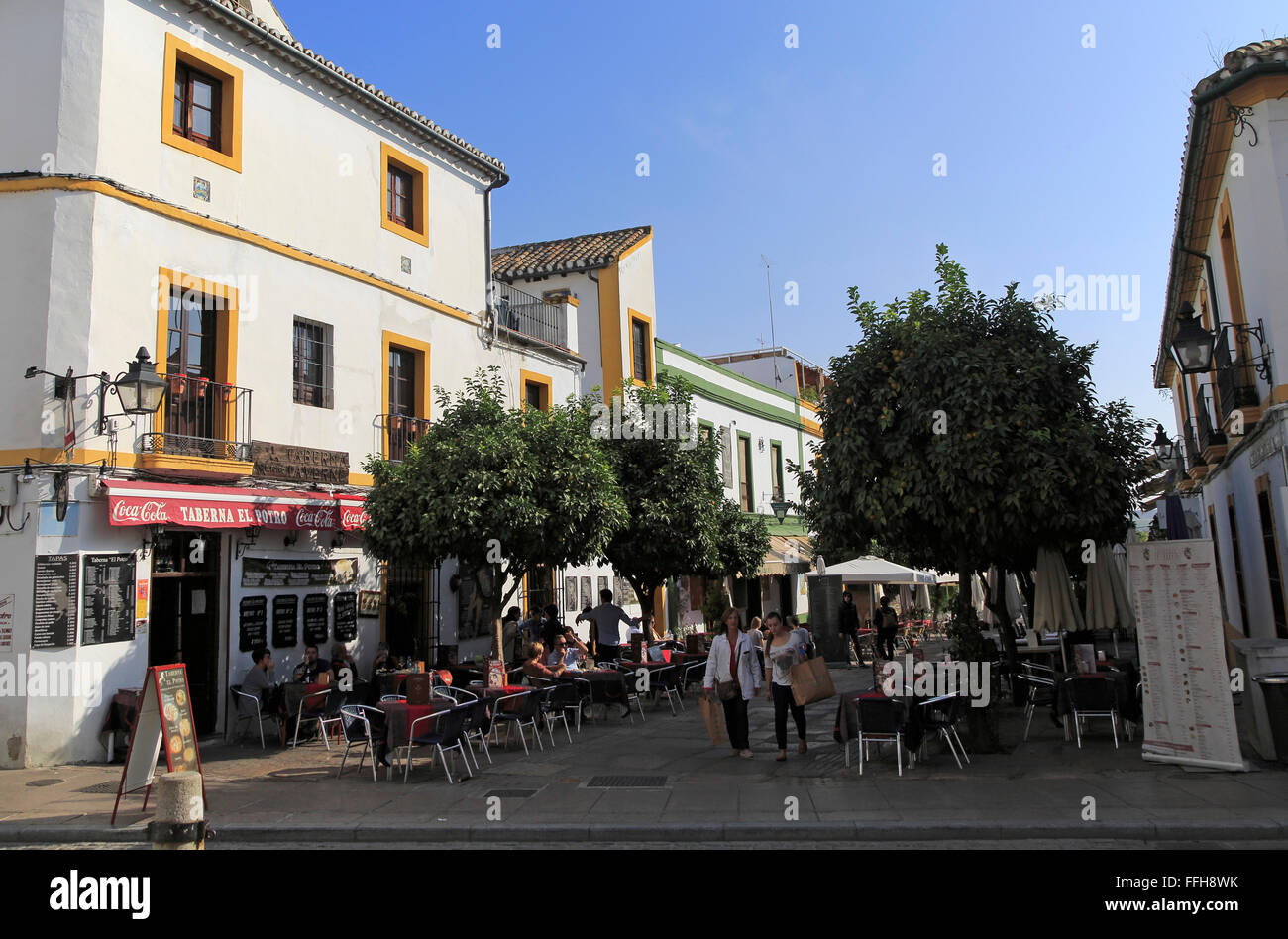 Leute sitzen im Freien Tische und Stühle des Restaurants im alten Teil des Stadtzentrums, Cordoba, Spanien Stockfoto
