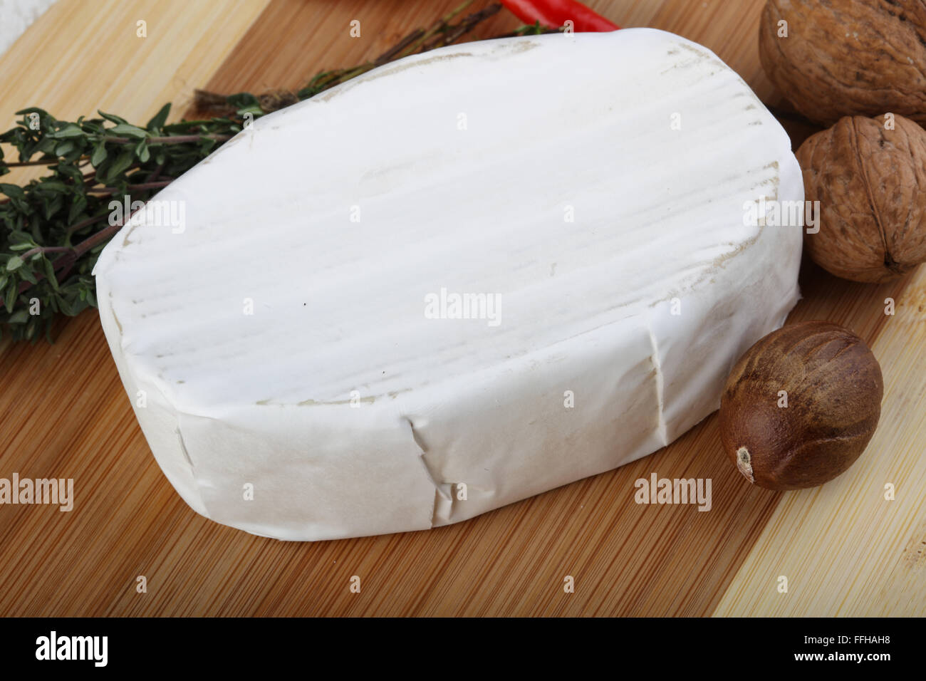 Brie Käse mit Thymian und Nüssen Stockfoto