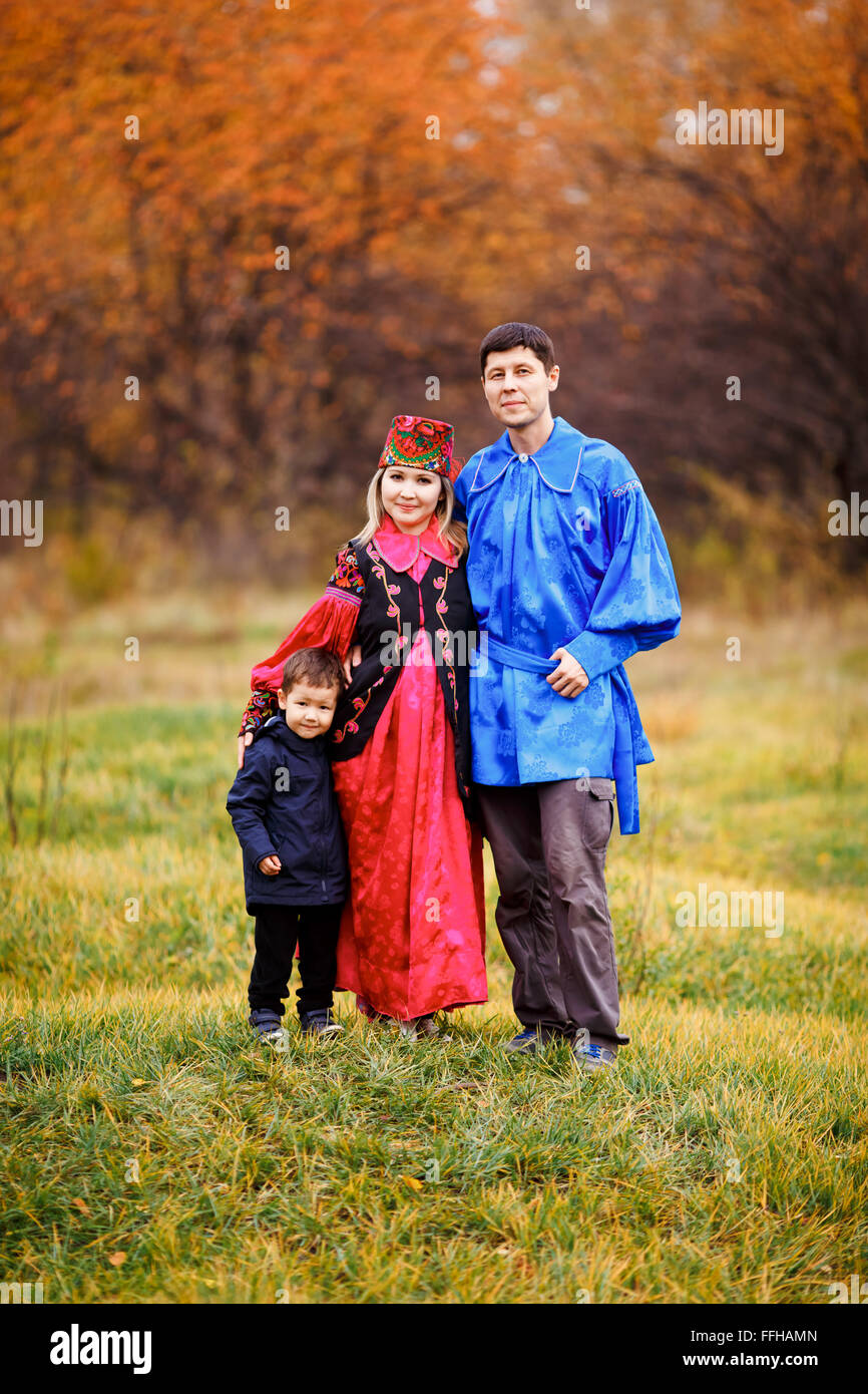 Familienbild der jungen Familie, Vater, Mutter und Sohn im Freien in traditionellen Trachten. Stockfoto
