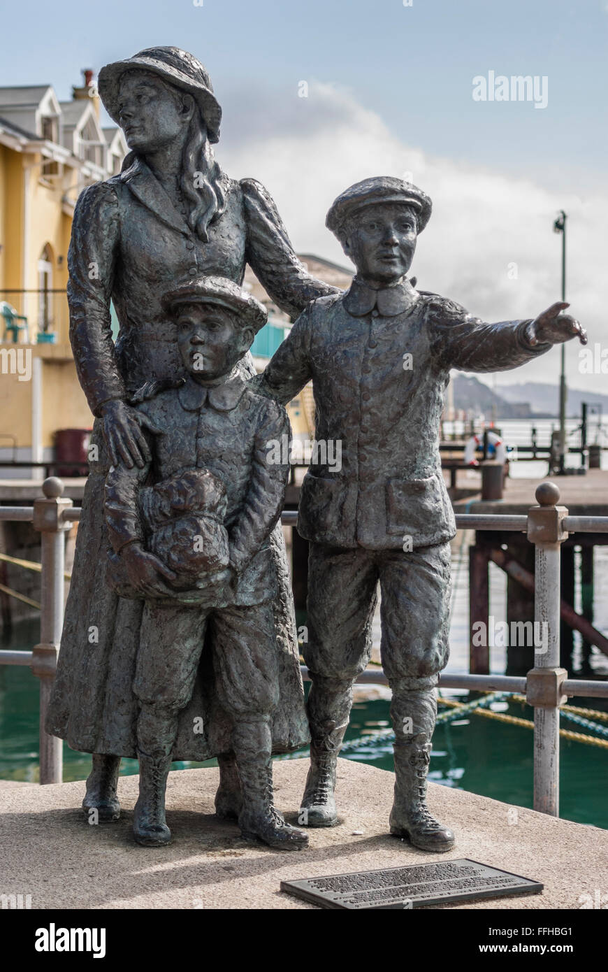 Statue von Annie Moore, der ersten Einwanderer in die USA zu durchqueren, die Ellis Island-Anlage im Hafen von Cobh, Irland. Stockfoto