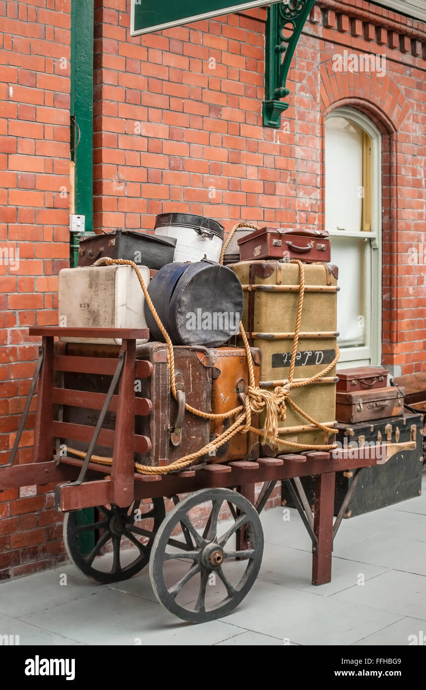 Historische Gepäckwagen voll von alten Koffer und Taschen an den Cobh Heritage Center, Irland Stockfoto
