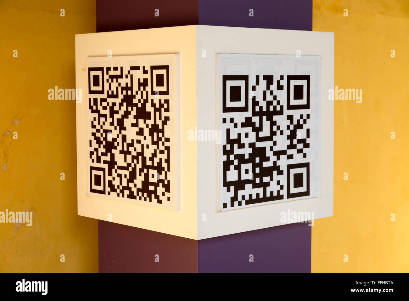 Black And White Cube zeigt Quick-Response-Code oder QR-Code mit einer Website verknüpfen Stockfoto