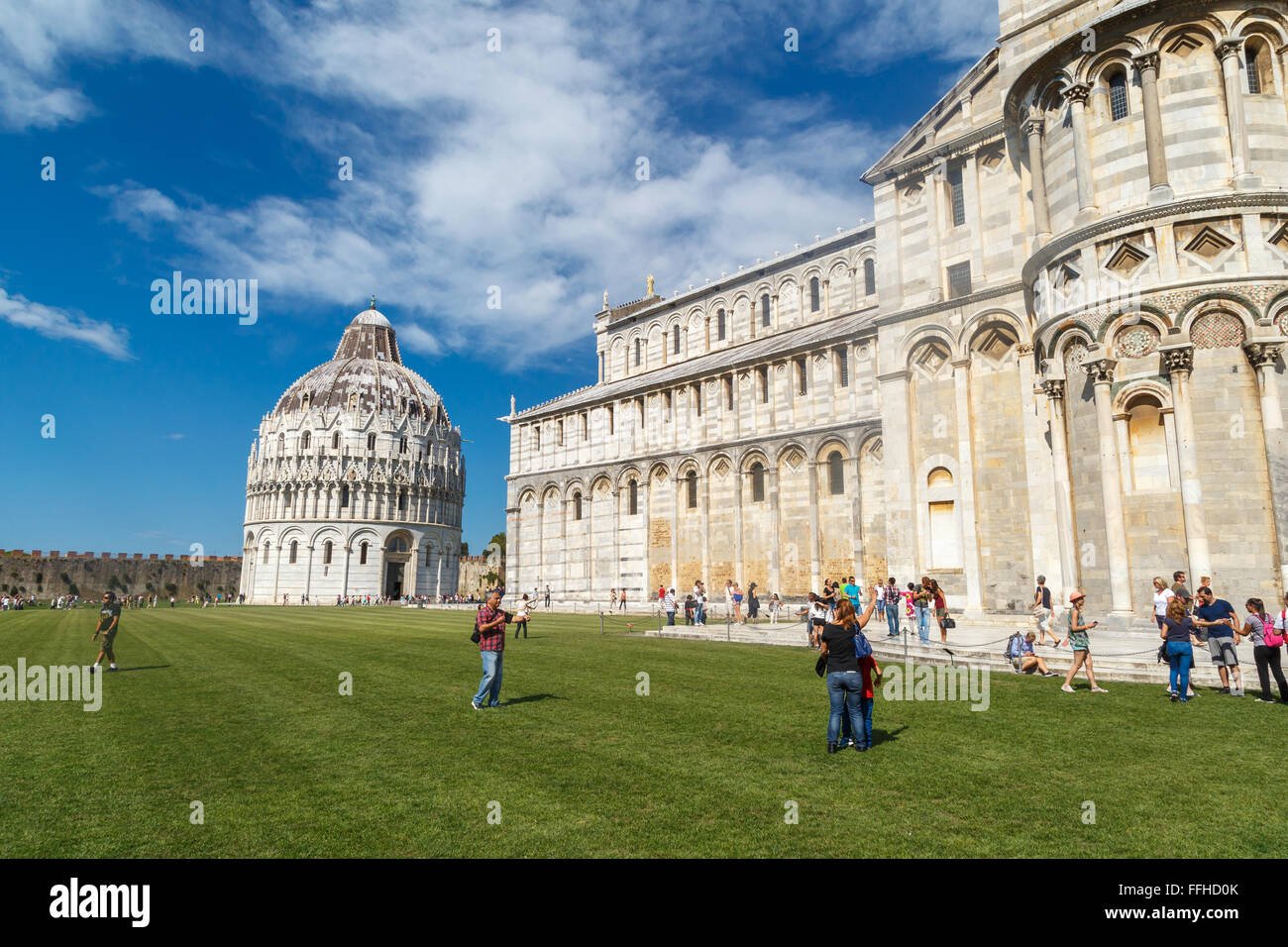 PISA, Italien - 21. September 2015: Seitenansicht des historischen alten Pisa Kathedrale Cathedral Square in Pisa, Italien. Stockfoto