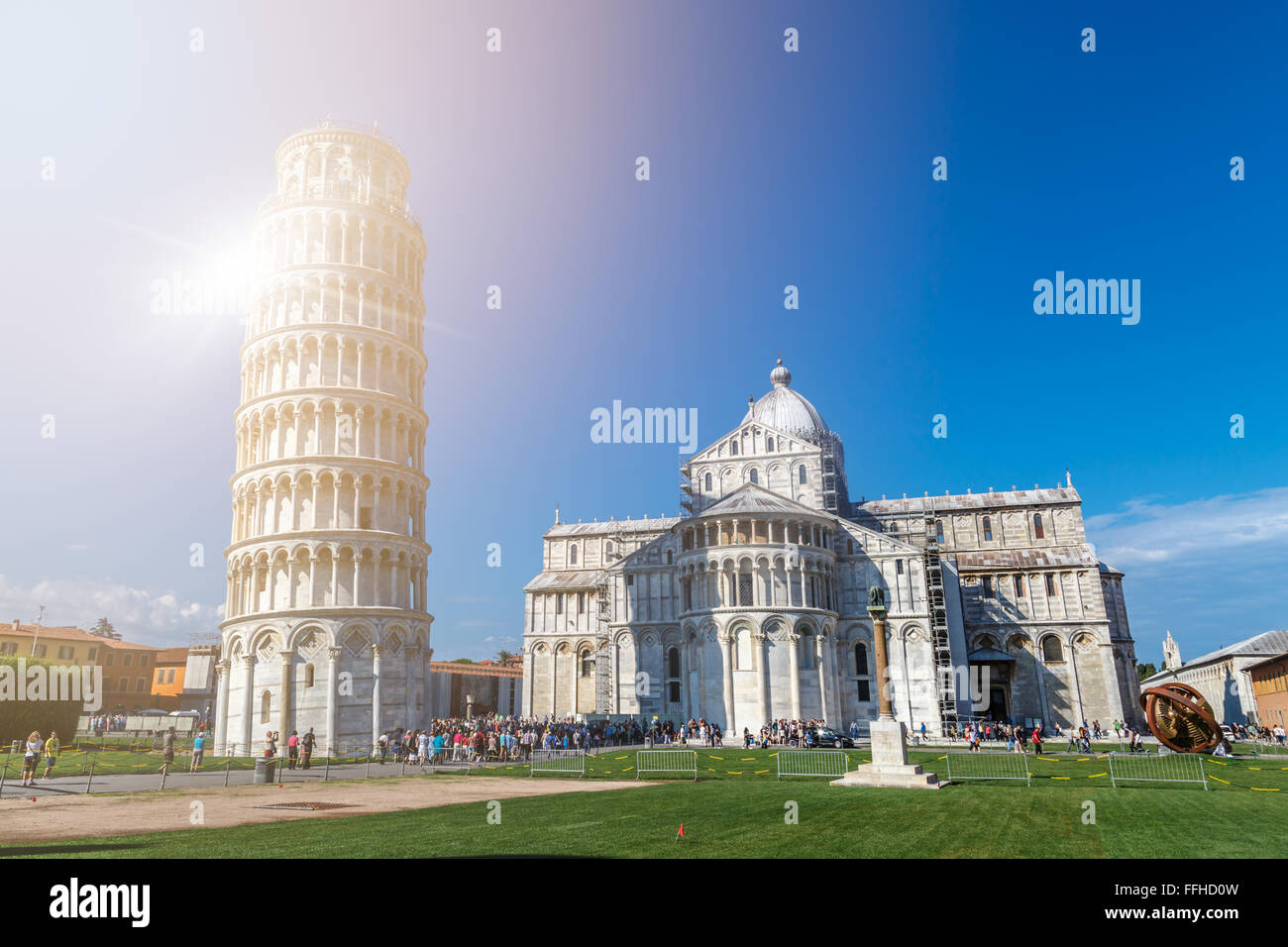 PISA, Italien - 21. September 2015: Blick auf historische alte Pisa Kathedrale in Domplatz in Pisa, Italien, am blauen Wolkenhimmel Stockfoto