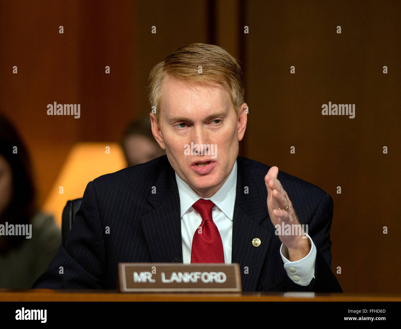 US-Senator James Lankford (Republikanische von Oklahoma) Fragen Zeugen während eine offene Anhörung durch uns Senate Select Committee on Intelligence, weltweite Bedrohungen auf dem Capitol Hill in Washington, DC auf Dienstag, 9. Februar 2016 zu untersuchen. Bildnachweis: Ron Sachs/CNP - kein Draht-Dienst- Stockfoto