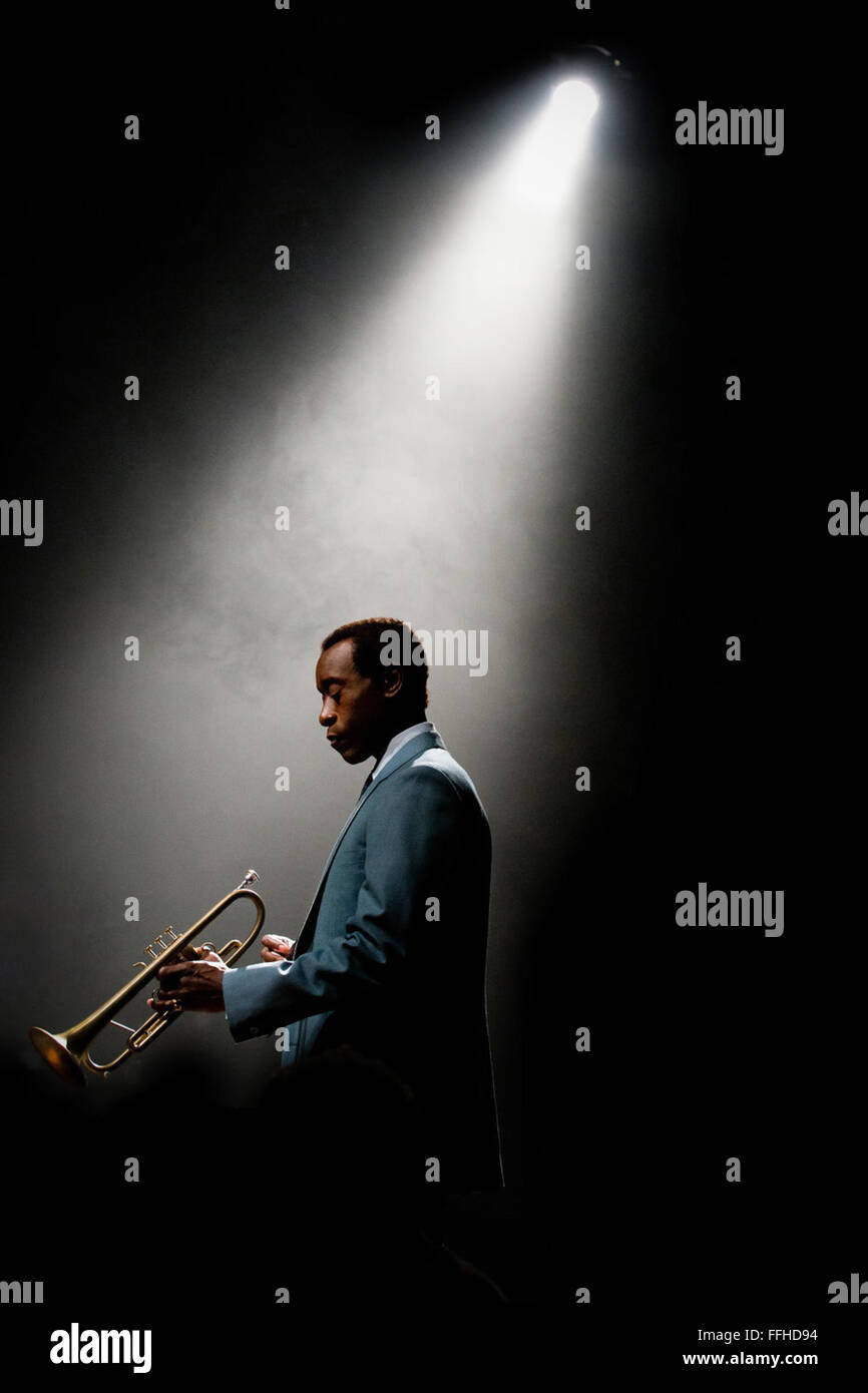 Miles Ahead ist ein 2015 amerikanischen biographischen Film unter der Regie von Don Cheadle, Cheadle als Co-Autor mit Steven Baigelman, Stephen J. Rivele, und Christopher Wilkinson, basierend auf dem Leben von jazz-Musiker Miles Davis dieses Foto ist nur zu redaktionellen Zwecken und unterliegen dem Copyright von der Filmgesellschaft und/oder der Fotograf von dem Film oder der Firma zugeordnet und können nur durch Veröffentlichungen im Zusammenhang mit der Förderung der oben genannten Film reproduziert werden. Eine obligatorische Gutschrift auf die Filmgesellschaft ist erforderlich. Der Fotograf sollte auch angerechnet werden, wenn bekannt. Stockfoto