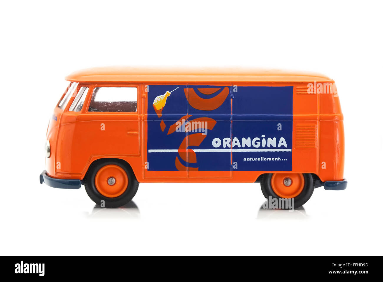 Alten VW-Bus mit Orangina-Logo auf weißem Hintergrund Stockfoto