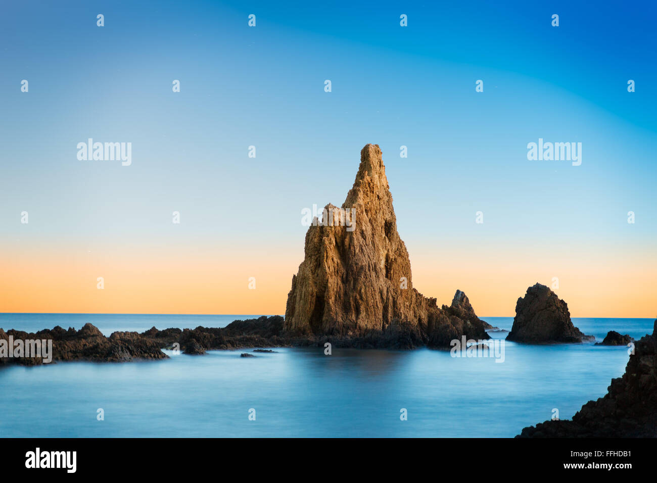 Rock im Mittelmeer in der Nähe von Cabo de Gata, Spanien Stockfoto