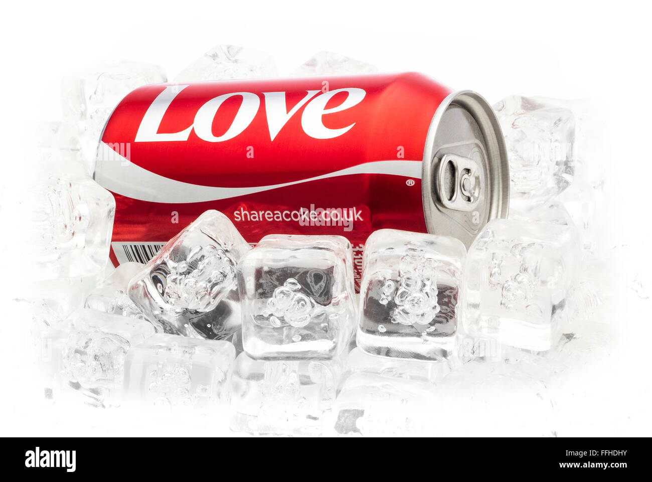 Coca-Cola Dose, teilen Sie eine Cola mit Liebe auf einem Bett von Eis über einen weißen Hintergrund produziert für die Freigabe einer Cola-promotion Stockfoto