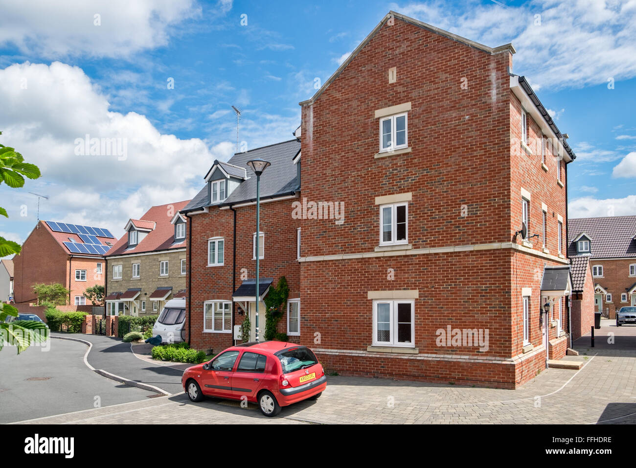 Ein typisches 3-stöckiges Haus an einem sonnigen Tag in einem modernen Stadtteilentwicklung in North Swindon, Wiltshire, UK Stockfoto