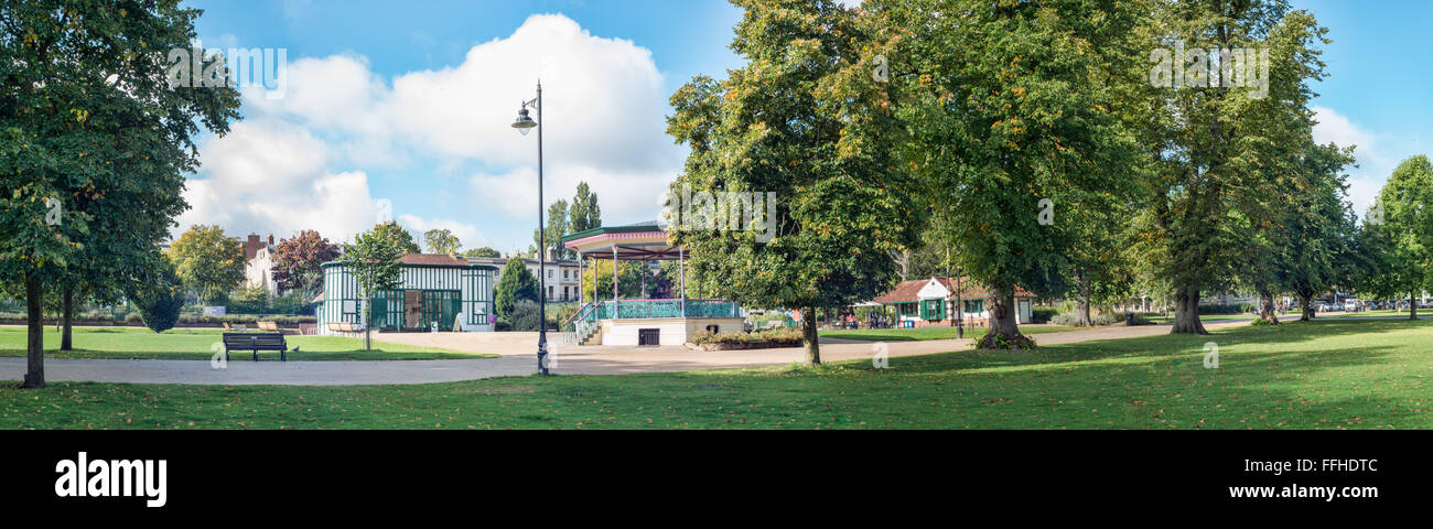 Ein Panorama-Bild von Montpellier Garten, Cheltenham, Gloucestershire, UK. zeigt der Musikpavillon Stockfoto