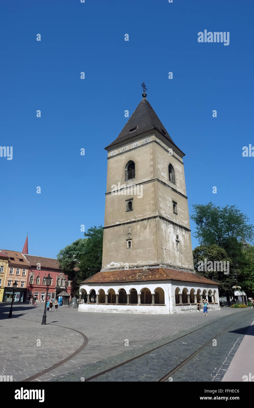 KOSICE, Slowakei - 3. August 2013: Denkmal und alten Turm auf dem zentralen Platz in Kosice, Slowakei. Stockfoto