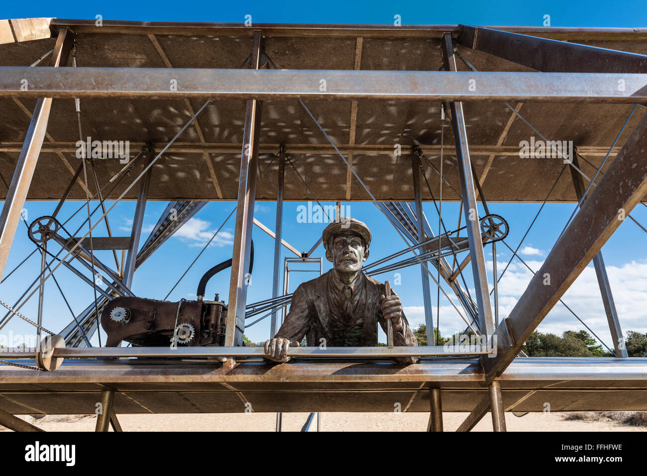Skulptur des historischen Erstflug, Wright Brothers National Memorial, Kill Devil Hills, Outer Banks, North Carolina, USA Stockfoto