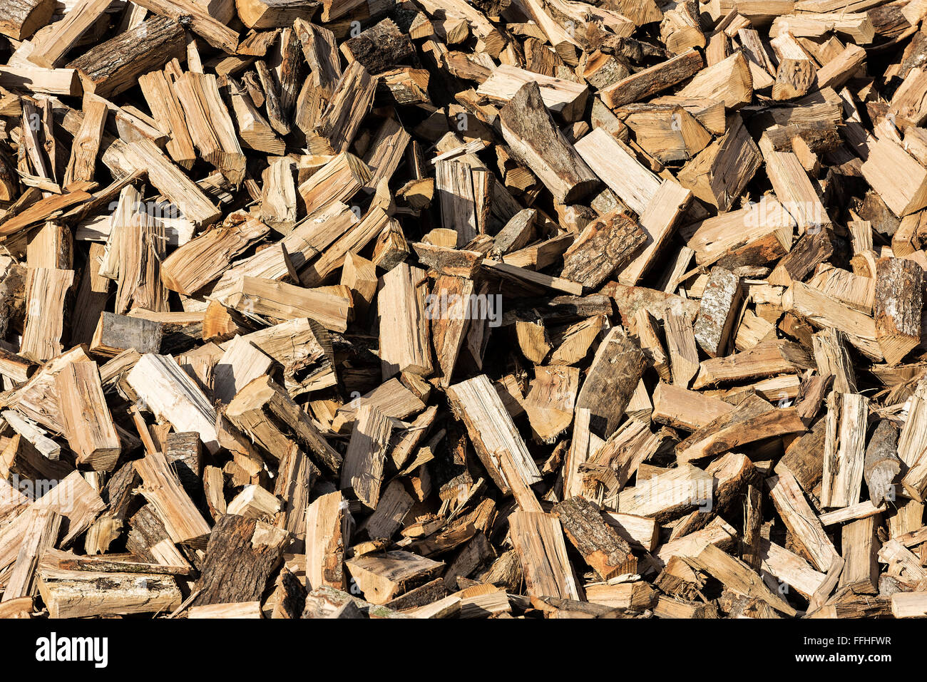 Großen Stapel von Spaltebrennholz Stockfoto