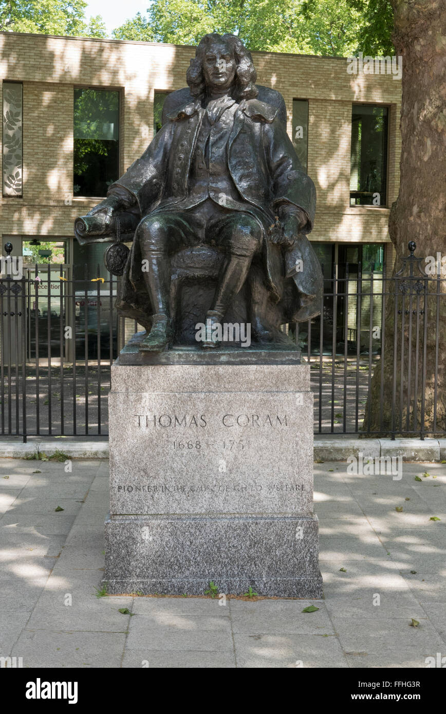 Kapitän Thomas Coram Statue von William McMillan 1963, London, Vereinigtes Königreich. Stockfoto