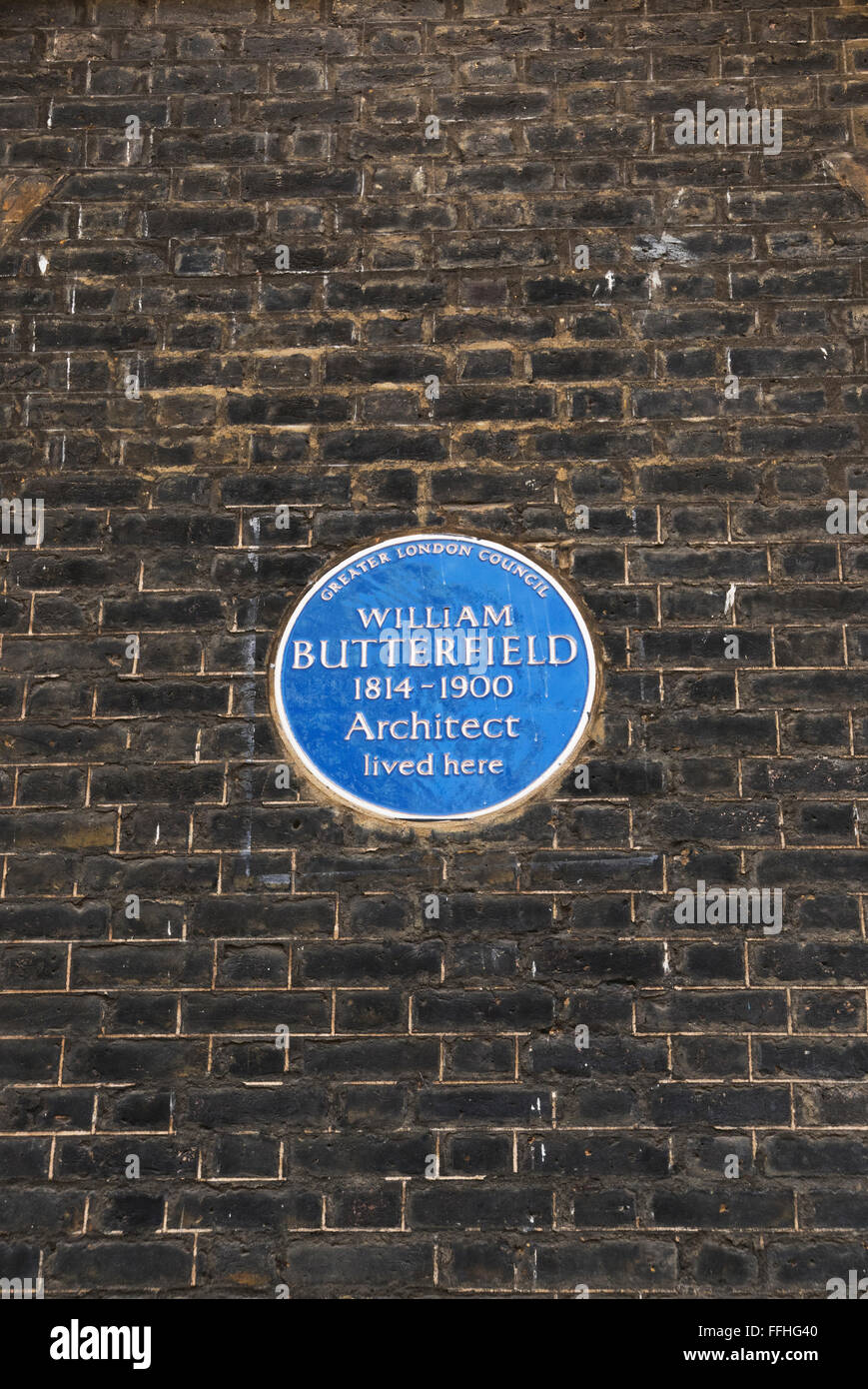 Eine blaue Gedenktafel für William Butterfield (7. September 1814 – 23 Februar) auf dem Display an einer Wand in London, UK. Stockfoto