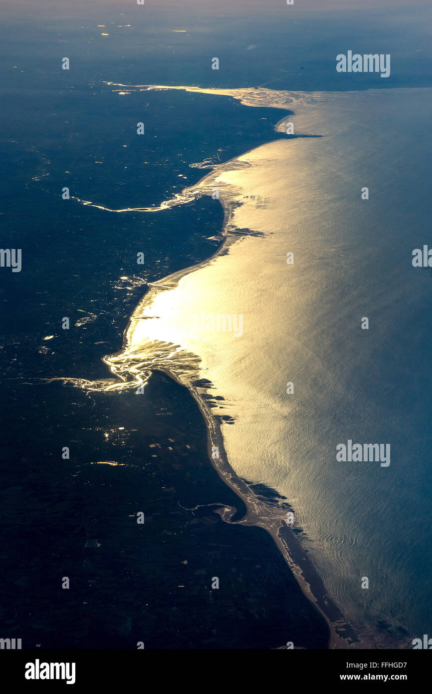 Luftaufnahme, Blick aus dem Flugzeug aus 30.000 Fuß hoch an der Küste der Normandie in Cherbourg-Octeville, Sonnenaufgang, Küste, Stockfoto