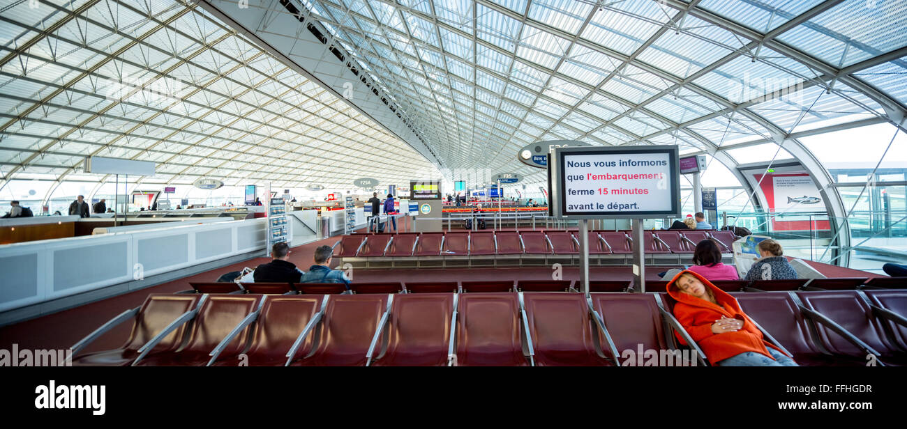Warten auf dem Flughafen in Paris, Air France-Flüge, Fluginformationen, CDG Flughafen Charles de Gaule, Transit-Halle, Halle, Stockfoto
