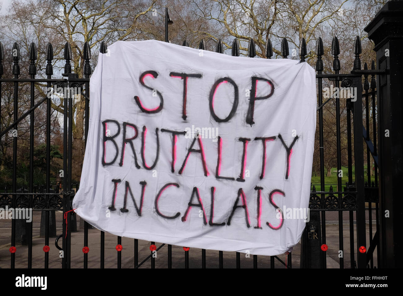 Französische Botschaft, London, UK. 14. Februar 2016. Migrationshintergrund Solidarität Demonstranten versammeln sich vor der französischen Botschaft in London, die Behandlung von Migranten in Calais, Frankreich Credit zu protestieren: Jay Shaw-Baker/Alamy Live News Stockfoto