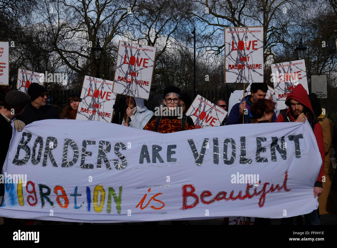 Französische Botschaft, London, UK. 14. Februar 2016. Migrationshintergrund Solidarität Demonstranten versammeln sich vor der französischen Botschaft in London, die Behandlung von Migranten in Calais, Frankreich Credit zu protestieren: Jay Shaw-Baker/Alamy Live News Stockfoto