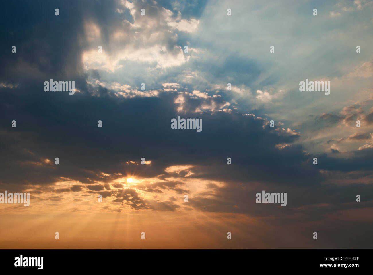 Sunrise-Himmel mit Gott Strahlen und zwei Seiten - rot und blau, gute und schlechte Konzept Stockfoto