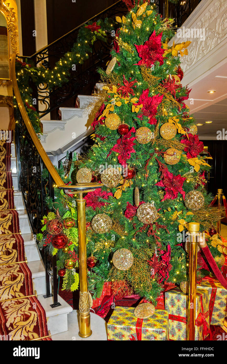 Echten Weihnachtsbaum dekoriert Stockfoto