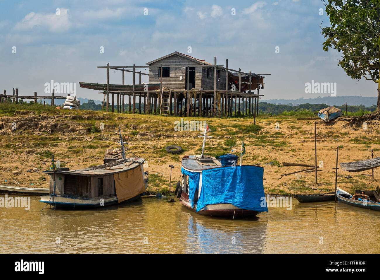 Flussboot und Haus auf Stelzen Santarém Brasilien Stockfoto