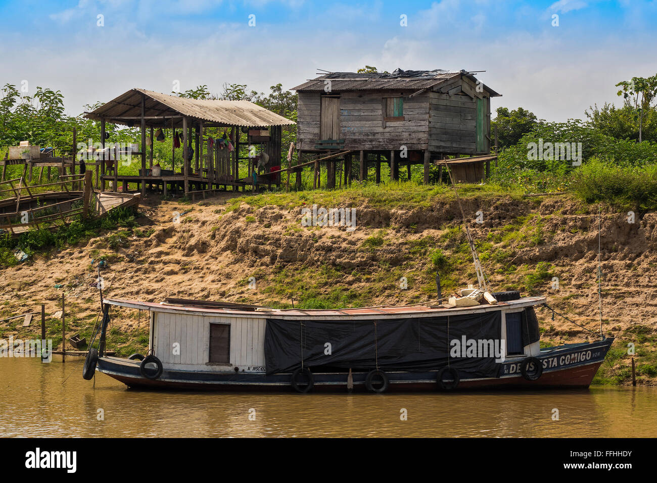 Flussboot und Haus auf Stelzen Santarém Brasilien Stockfoto