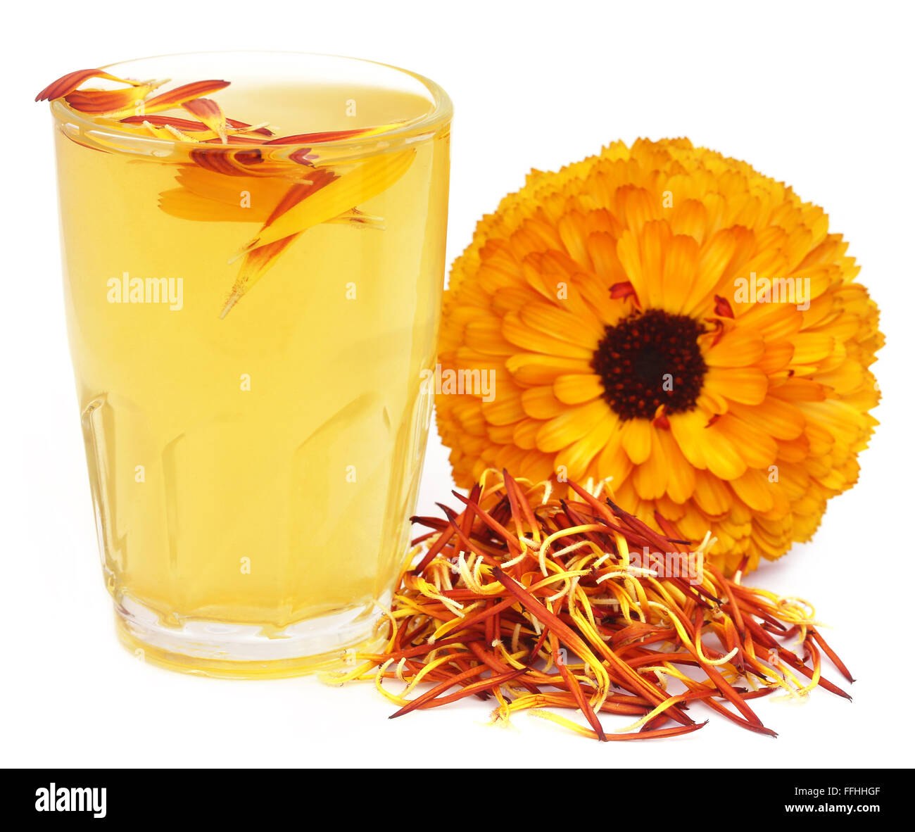 Pflanzliche Calendula Blume mit Extrakt in einem Glas auf weißem Hintergrund Stockfoto