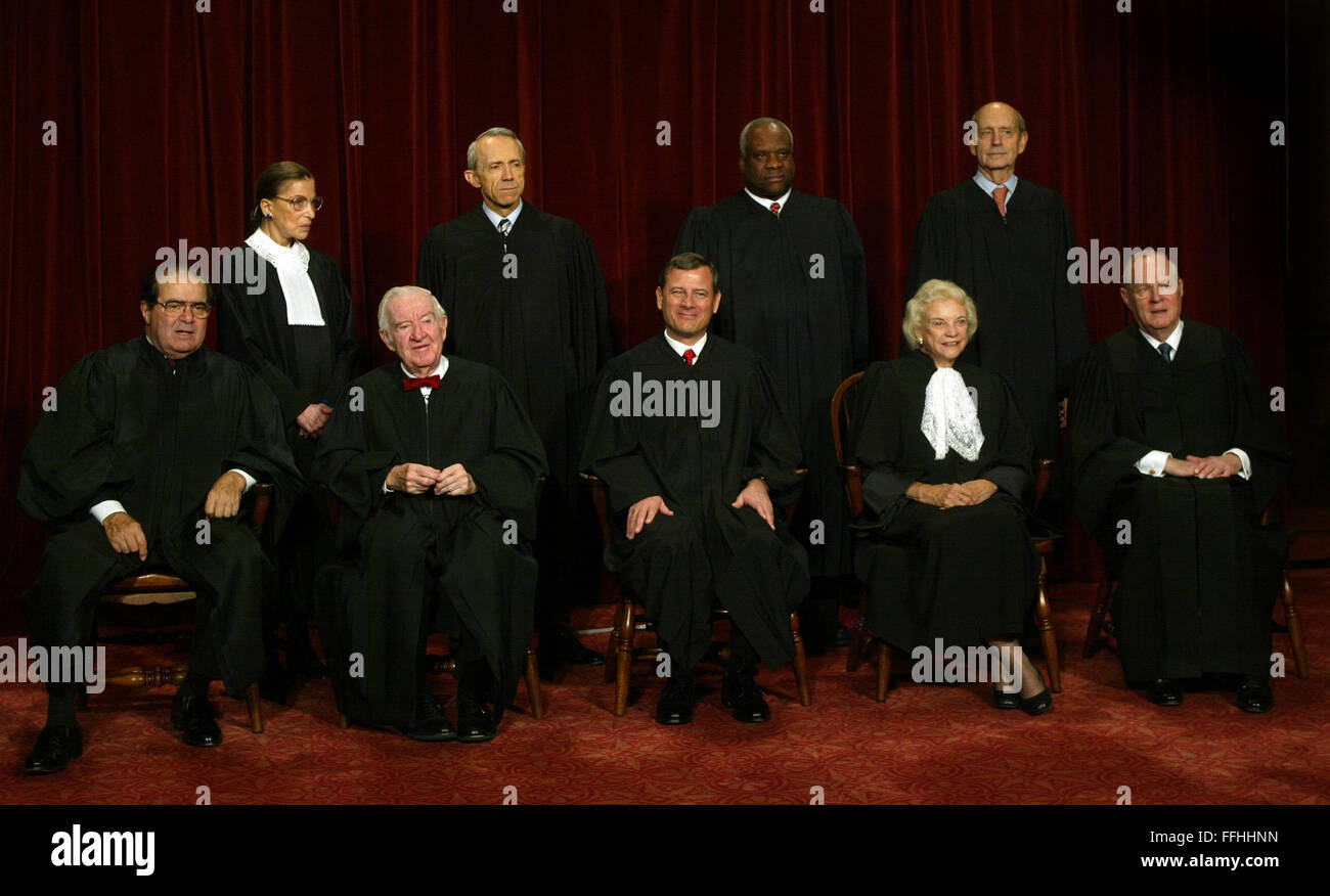 14. Februar 2016 - Washington, District Of Columbia, Vereinigte Staaten von Amerika - Washington, D.C. - 31. Oktober 2005--The Supreme Court Richter für ihre offiziellen Foto am United States Supreme Court in Washington, DC am 31. Oktober 2005 darstellen. Von links nach rechts unten Zeile: Associate Richter Antonin Scalia, John Paul Stevens, Oberrichter John G. Roberts, Jr., Associate Justices Sandra Day O'Connor und Anthony M. Kennedy. Obere Reihe: Associate Justices Ruth Bader Ginsburg, David H. Souter, Clarence Thomas und Stephen G. Breyer. Bildnachweis: Dennis Brack - Pool über CNP (Kredit-Bild: © Denn Stockfoto